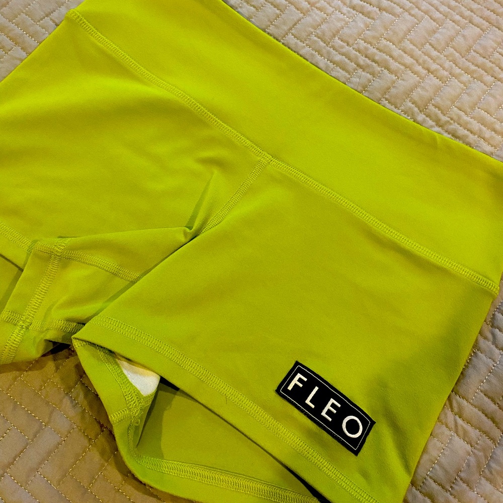 FLEO 3.25  Shorts Size Small